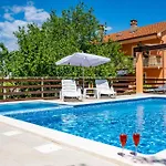 E-m With Private Pool Maison d'hôtes Vinkuran