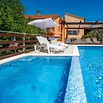 E-m With Private Pool Maison d'hôtes