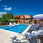 E-m With Private Pool Maison d'hôtes