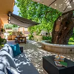 E-m With Private Pool