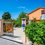 E-m With Private Pool Maison d'hôtes 3*