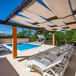E-m With Private Pool 3* Vinkuran