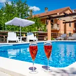 E-m With Private Pool Vinkuran