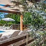 E-m With Private Pool Maison d'hôtes