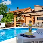 Maison d'hôtes E-m With Private Pool Vinkuran