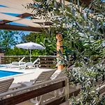 E-m With Private Pool 3* Vinkuran