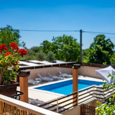 Πανσιόν E-m With Private Pool 3*
