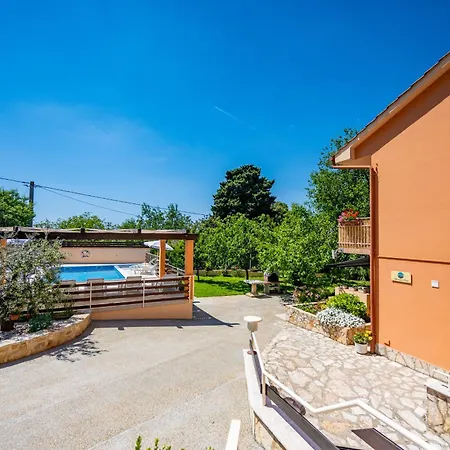 E-m With Private Pool