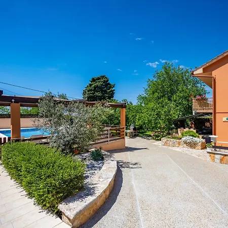 E-m With Private Pool