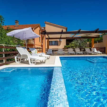 Πανσιόν E-m With Private Pool 3*
