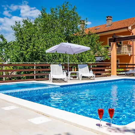 E-m With Private Pool Pensjonat Vinkuran