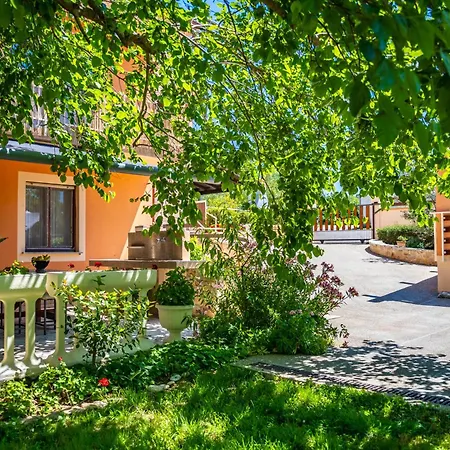 E-m With Private Pool