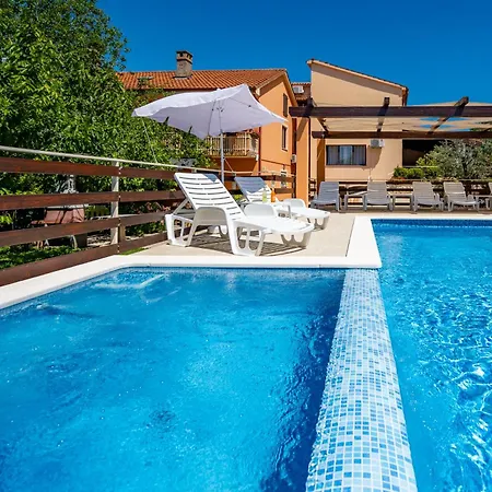 E-m With Private Pool Pensjonat