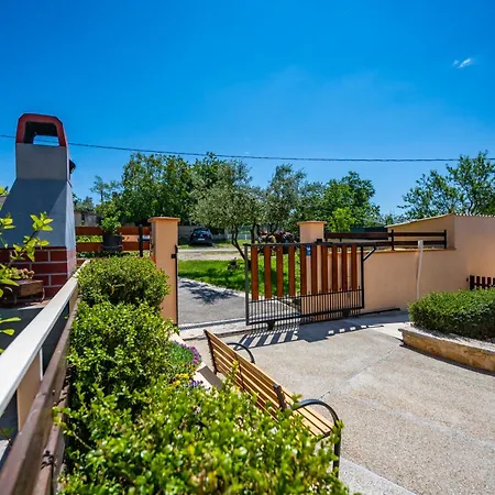 E-m With Private Pool Πανσιόν 3*