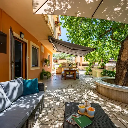 Πανσιόν E-m With Private Pool 3*