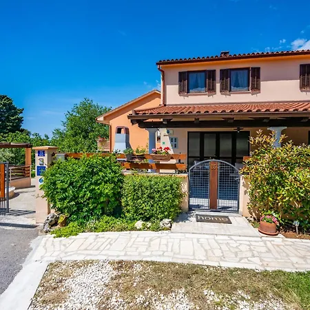 Gostinjska kuća E-m With Private Pool Vinkuran