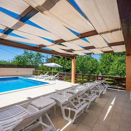 Πανσιόν E-m With Private Pool 3*