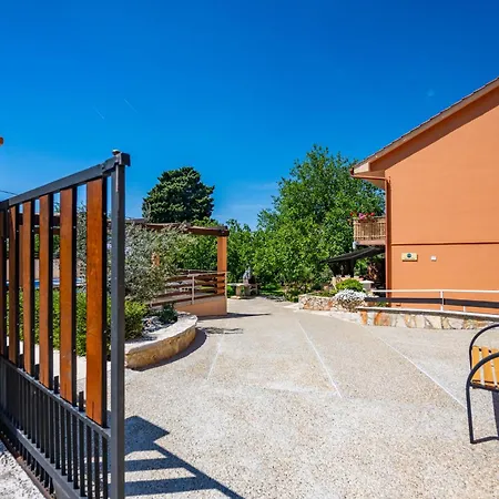 Πανσιόν E-m With Private Pool 3*