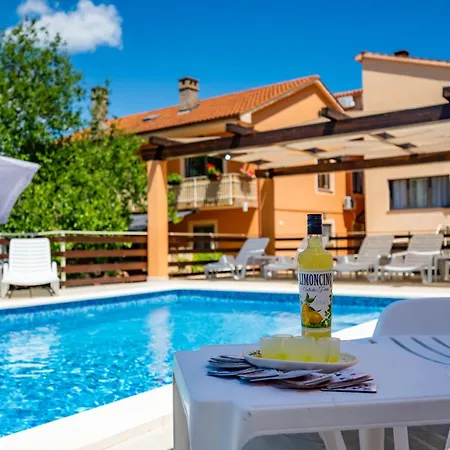 Pensjonat E-m With Private Pool Vinkuran