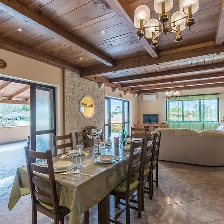 Πανσιόν E-m With Private Pool
