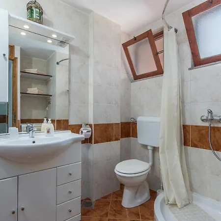 Πανσιόν E-m With Private Pool 3*