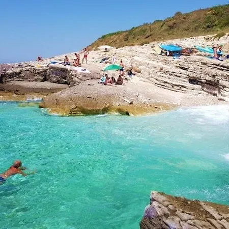 E-m With Private Pool Πανσιόν Vinkuran