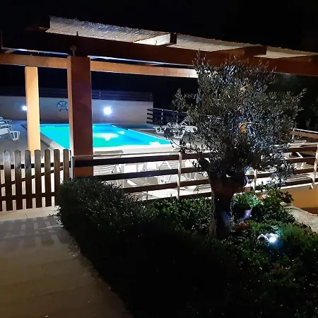 E-m With Private Pool Πανσιόν 3*