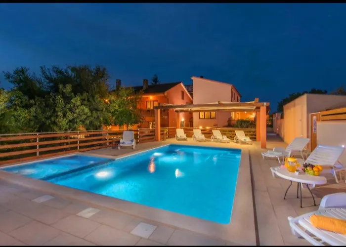 Gostinjska kuća E-m With Private Pool Vinkuran