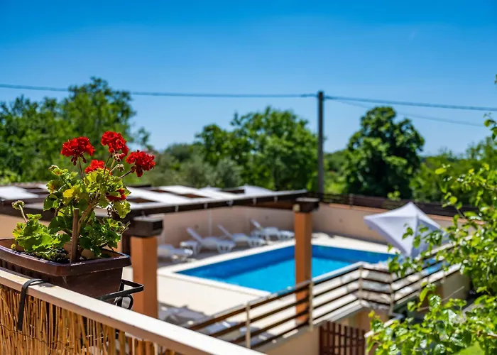 Gostinjska kuća E-m With Private Pool 3*