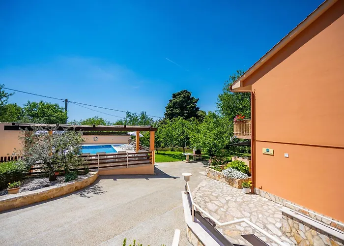 E-m With Private Pool