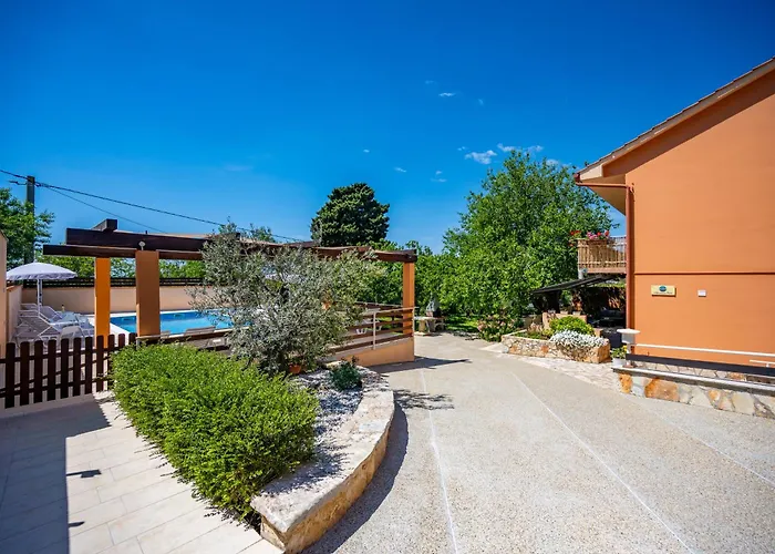 E-m With Private Pool