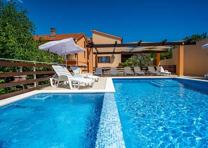 Gostinjska kuća E-m With Private Pool 3*