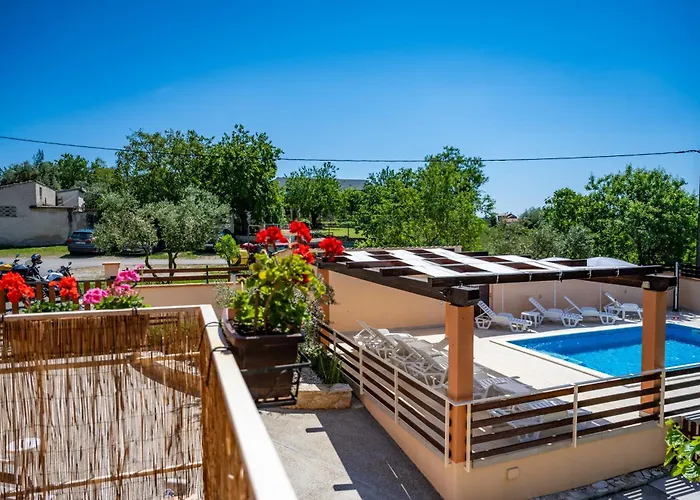 E-m With Private Pool Vinkuran