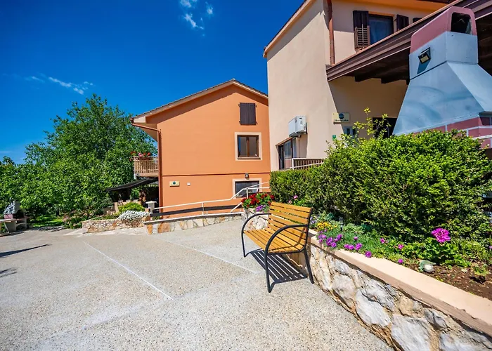 E-m With Private Pool 3* Vinkuran