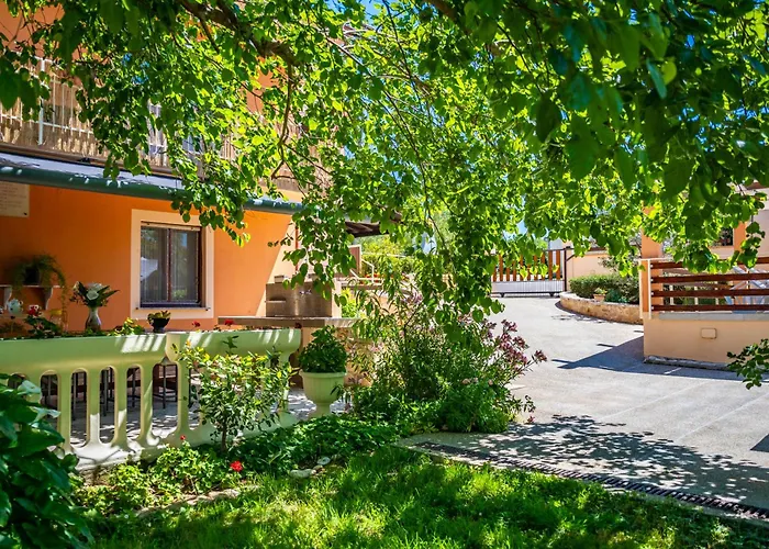 E-m With Private Pool