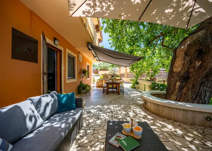 Gostinjska kuća E-m With Private Pool 3*