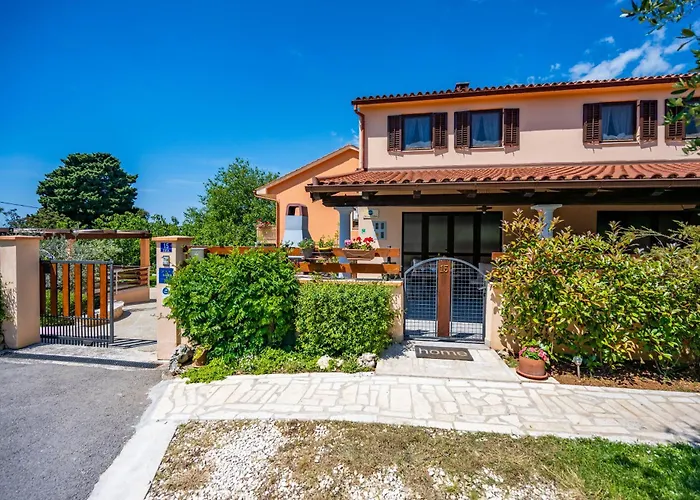 Gostinjska kuća E-m With Private Pool Vinkuran