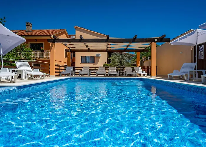 E-m With Private Pool Vinkuran