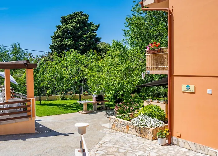 E-m With Private Pool