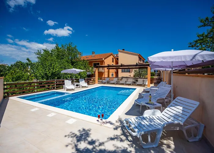 E-m With Private Pool Gostinjska kuća