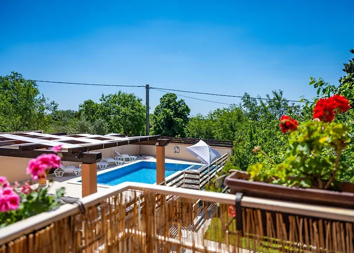 Gostinjska kuća E-m With Private Pool