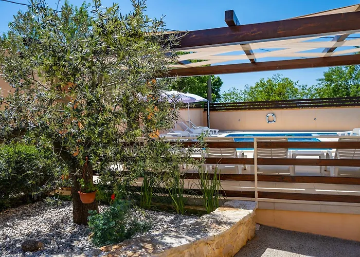 E-m With Private Pool Gostinjska kuća 3*