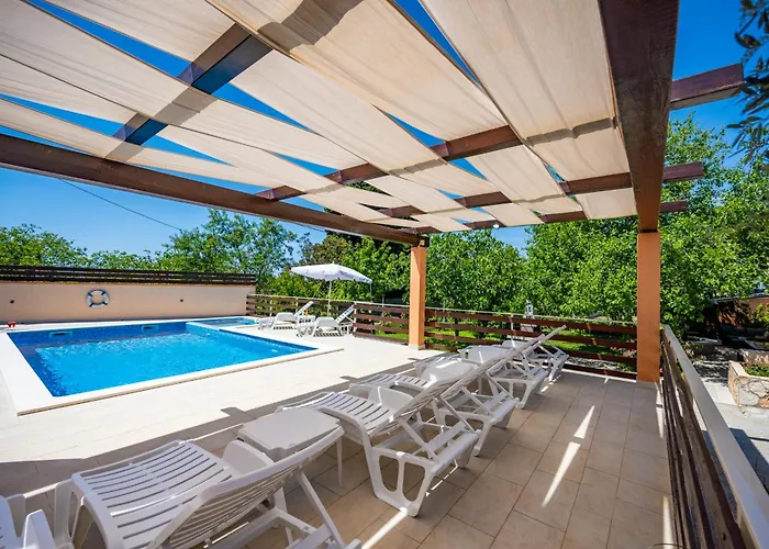 Gostinjska kuća E-m With Private Pool 3*