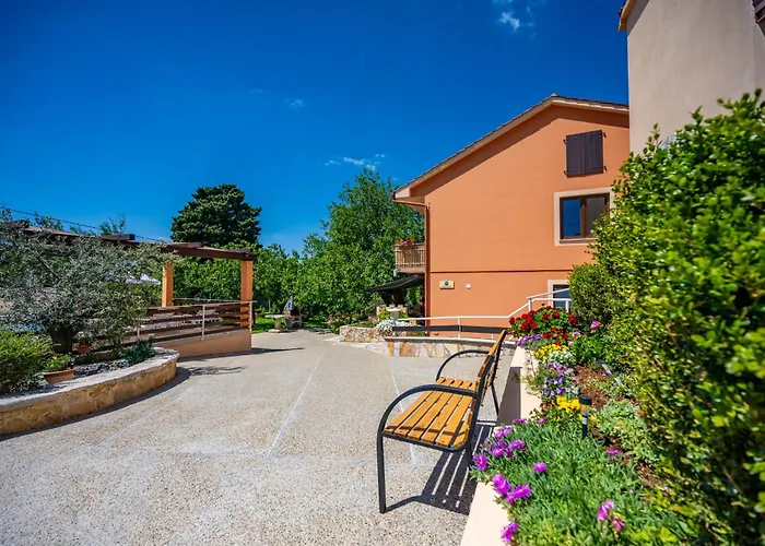 E-m With Private Pool Vinkuran