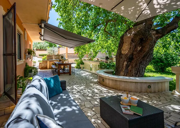 E-m With Private Pool