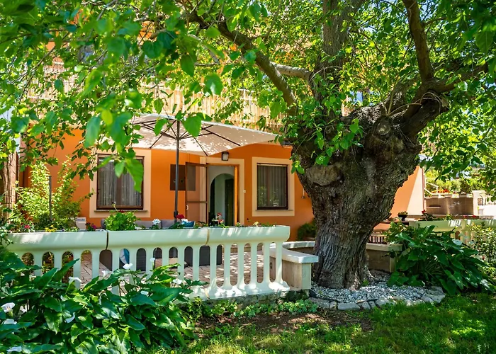 E-m With Private Pool Gostinjska kuća