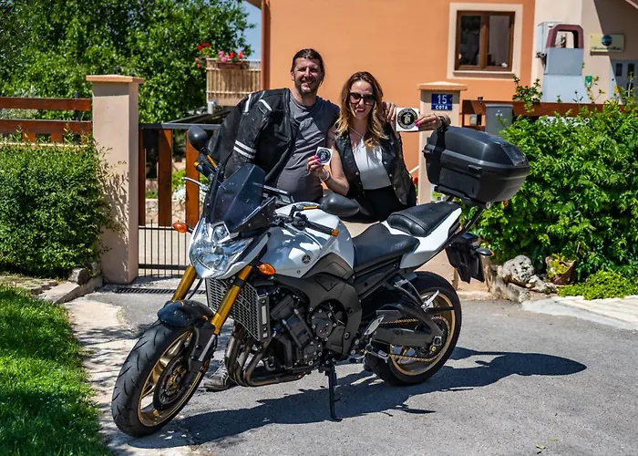 Gostinjska kuća E-m With Private Pool Vinkuran