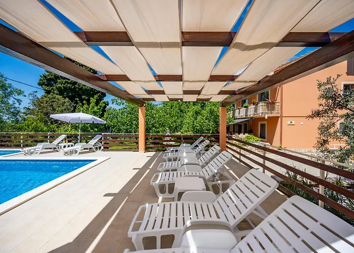 E-m With Private Pool 3* Vinkuran