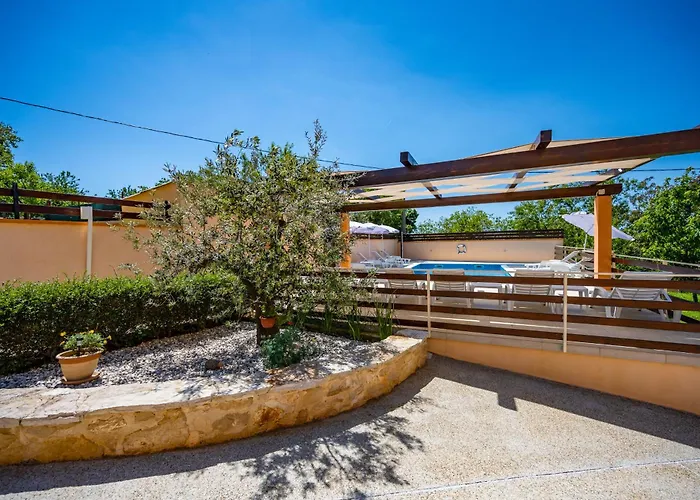 E-m With Private Pool Gostinjska kuća