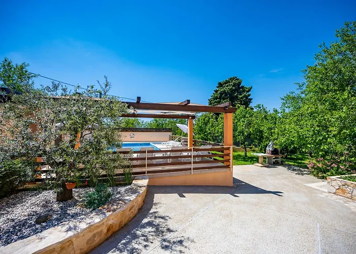 Gostinjska kuća E-m With Private Pool